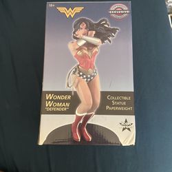 Wonder Woman Defender Collectible Statue