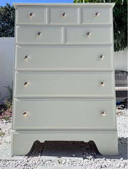 Solid wood dresser with 5 drawers
