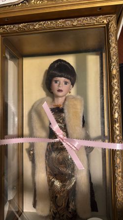 Doll  Case Wooden and the dollar side 
