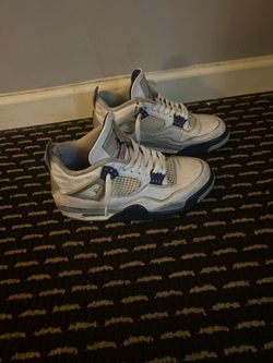 Air Jordan 4 Midnight Navy in men’s size 9.5.