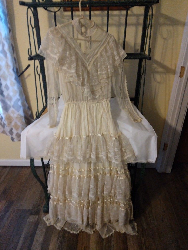 Ivory Wedding Dress From Kaufman's. Circa 1982. Size 6/8