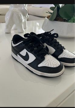Tenis Panda De Niño Talla 3.5Y * Black and white Nike Dunk Low sneakers with black laces, leather upper, and rubber sole.