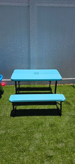 Kids folding picnic table  like new