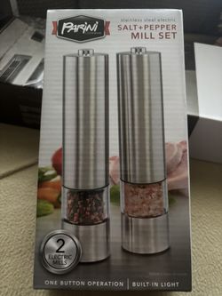 Salt & Pepper mill set- New!