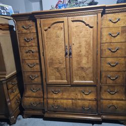 Very Nice Solid Wood Pulaski King Size Bedroom Set $600 OBO 