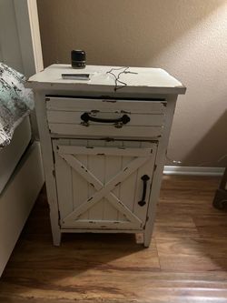 2 antique  night stand pick up in Perris