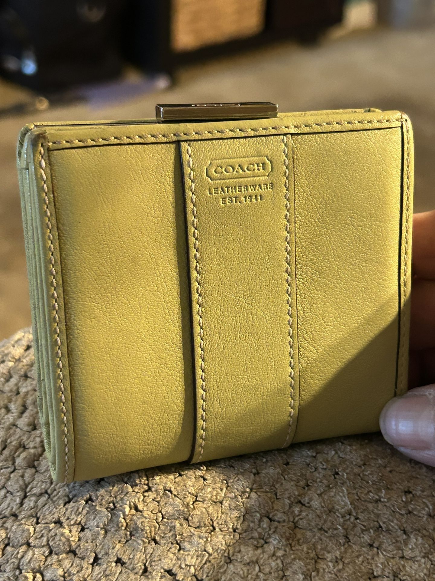 COACH Bi Fold Wallet w.coin compartment in green leather.