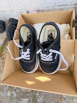 Zapatos Y Tennies Para Niño Talla 7 Los Dos Por 10
