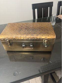 Metal trunk( read description)