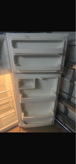 White Top-Freezer Refrigerator 28” inch