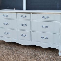 AMAZING FRENCH PROVINCIAL DRESSER IN OFF WHITE COLOR 9 DRAWERS SOLID WOOD GREAT SHAPE
