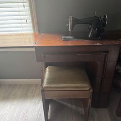 Retro Vintage 1940’s Sewing Machine & Stool 