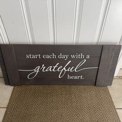 “Start Each Day With a Grateful Heart” Wooden Wall Sign – Farmhouse Décor 