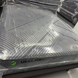 QUEEN SIZE SIMMONS BEAUTYREST BLACK SERIES 1 (MEDIUM) MATTRESS & BOX SPRING BED SET