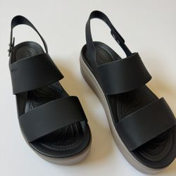 Crocs Women’s Brooklyn Low Wedge Size 8