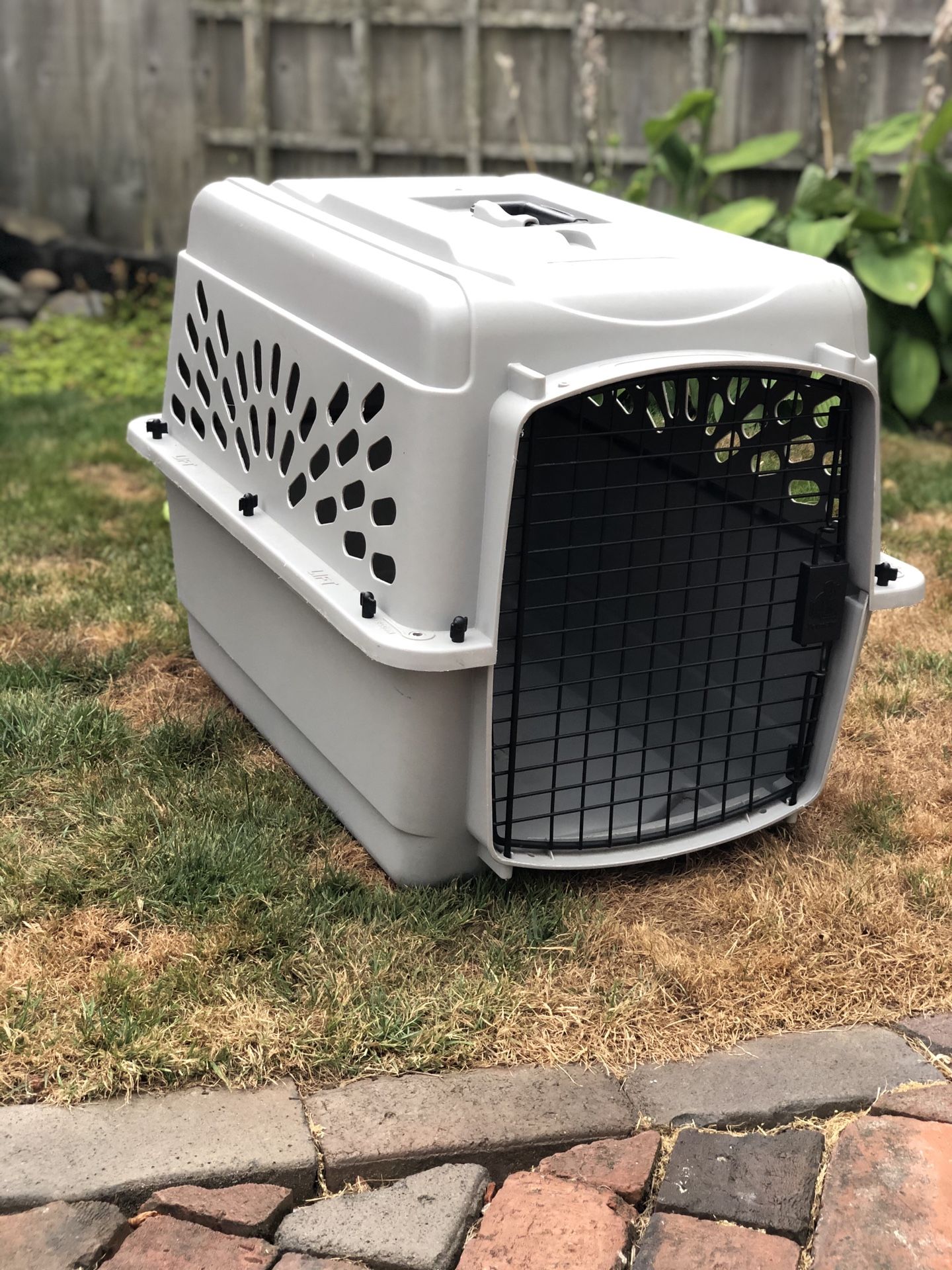 Medium dog kennel/crate