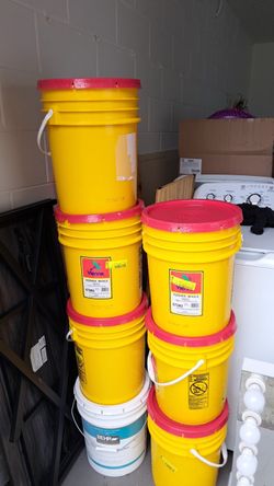 Food storage bucket