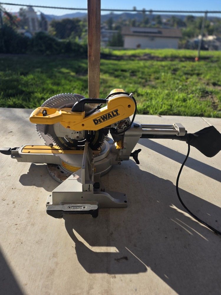 DeWalt DWS779 12” Sliding Compound Miter Saw – Good Condition