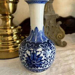 Vintage Chinese Porcelain Blue/White Bud Vase