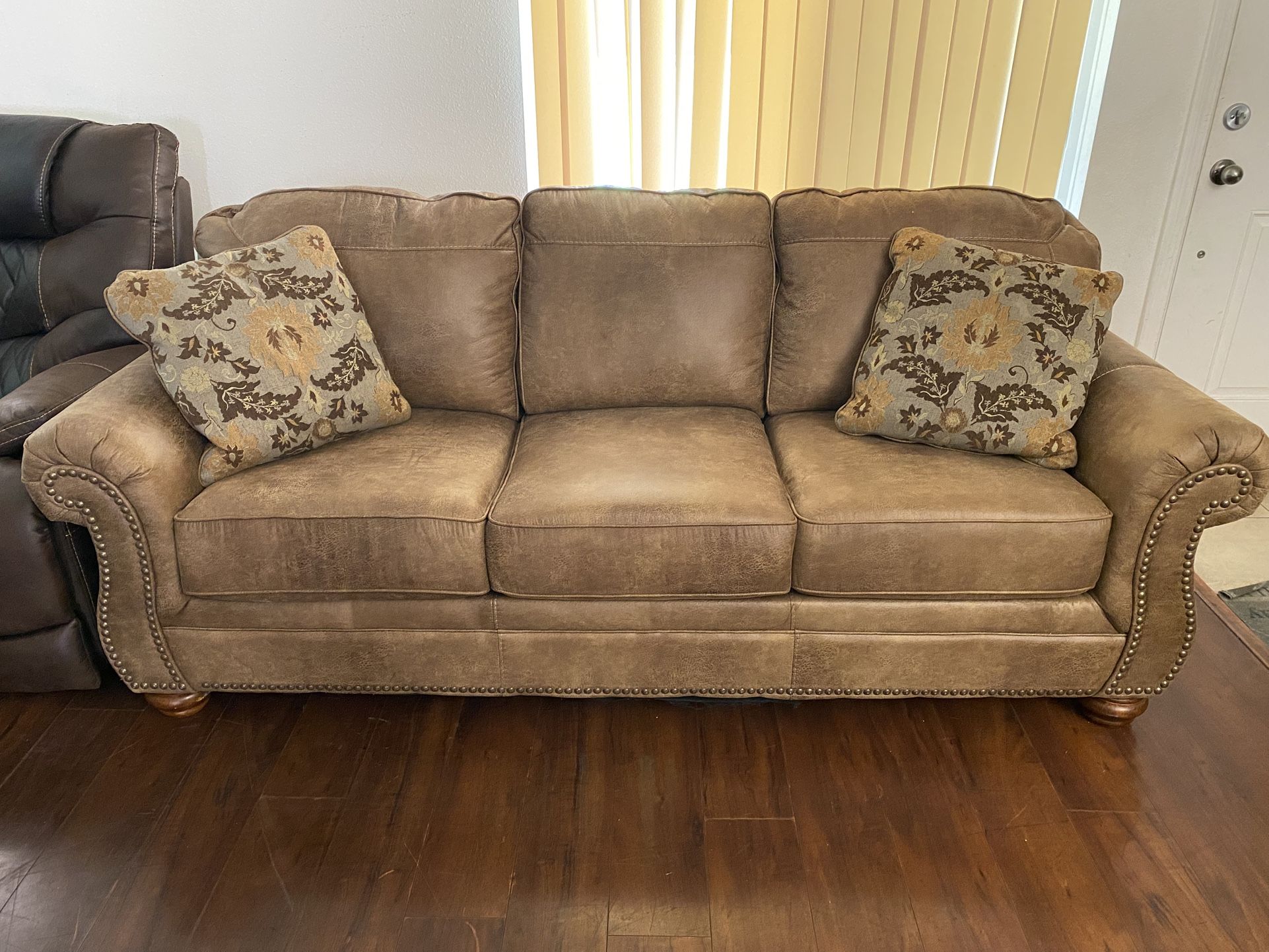 Leather Chatter ton Sofa In Earth