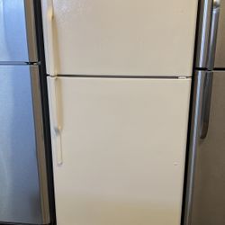 Apartment Size Ge Top Freezer Refrigerator With Ice Maker 