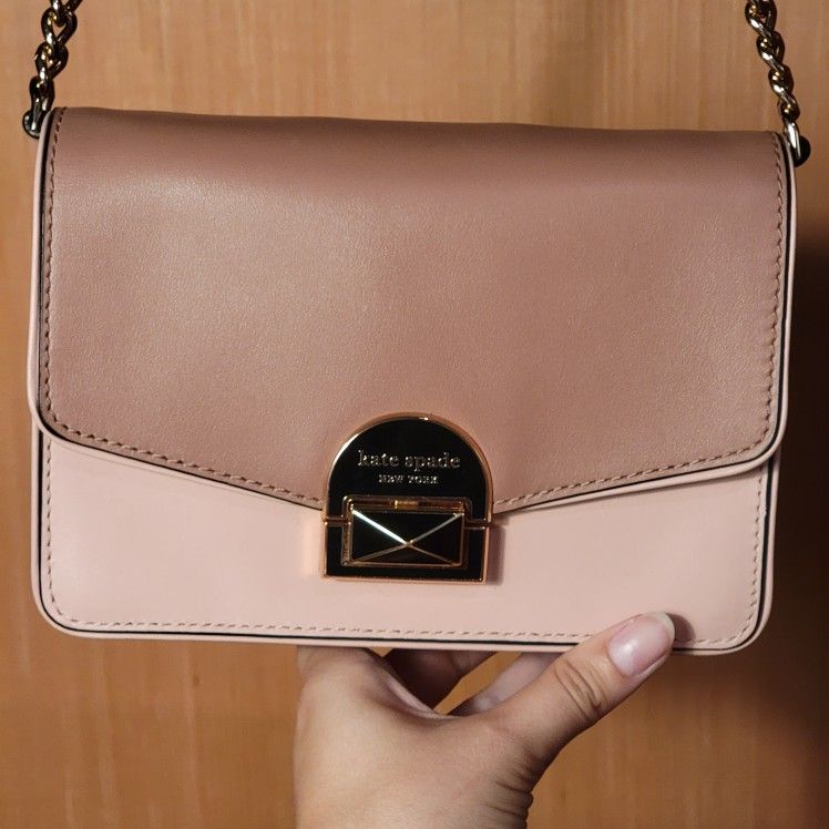 NEVE CONVERTIBLE FLAP CROSSBODY IN ROSY CHEEKS/BLACK/SPARROW