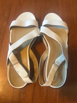 Naturalizer white sandals - women’s size 11 - barely worn