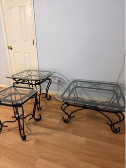 Mesas de dentro metal y vidrio $85