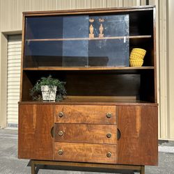 Mid Century Stanley Distinctive Furniture Hutch China Cabinet