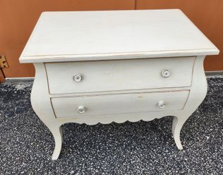 Top Of The Line Robb & Stucky Bombay End Table