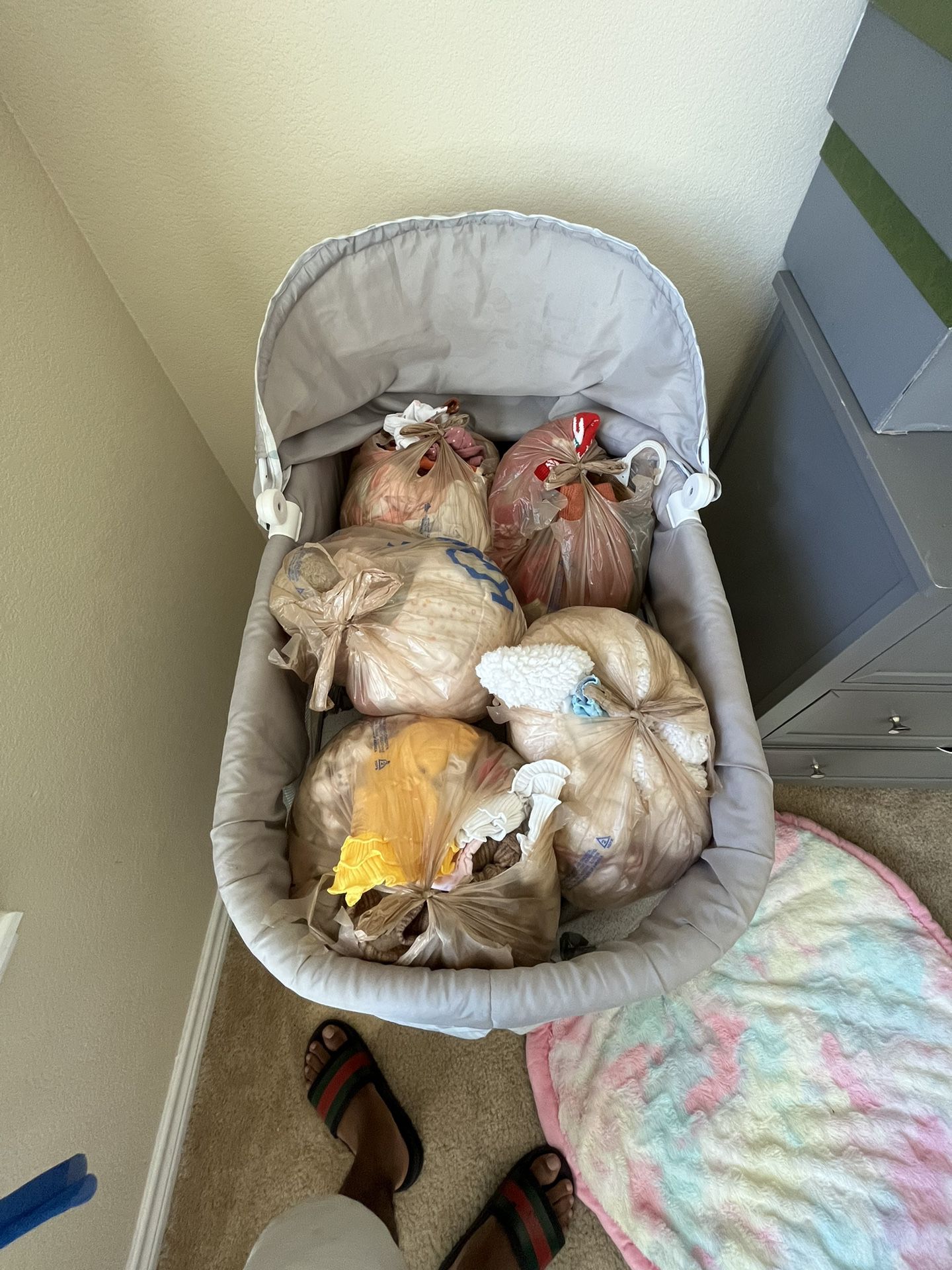 Baby crib / bassinet & 1-3 months girls clothes 