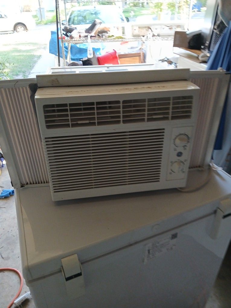 Nice GE window Air Conditioner 5,000btu