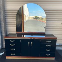 Dresser with mirror / tocador con espejo 