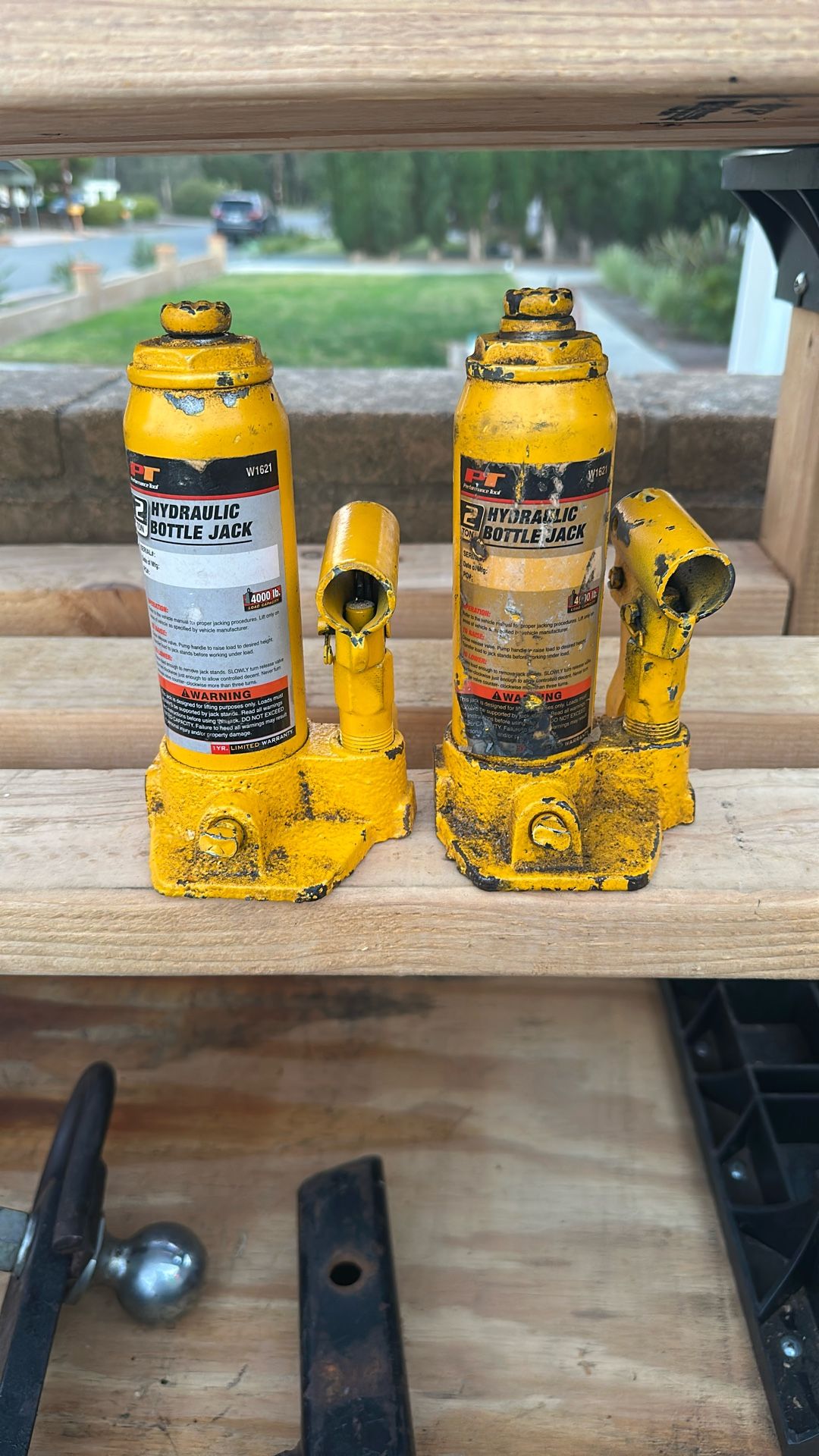 Hydraulic Bottle Jacks. 4000 Lb Capacity 