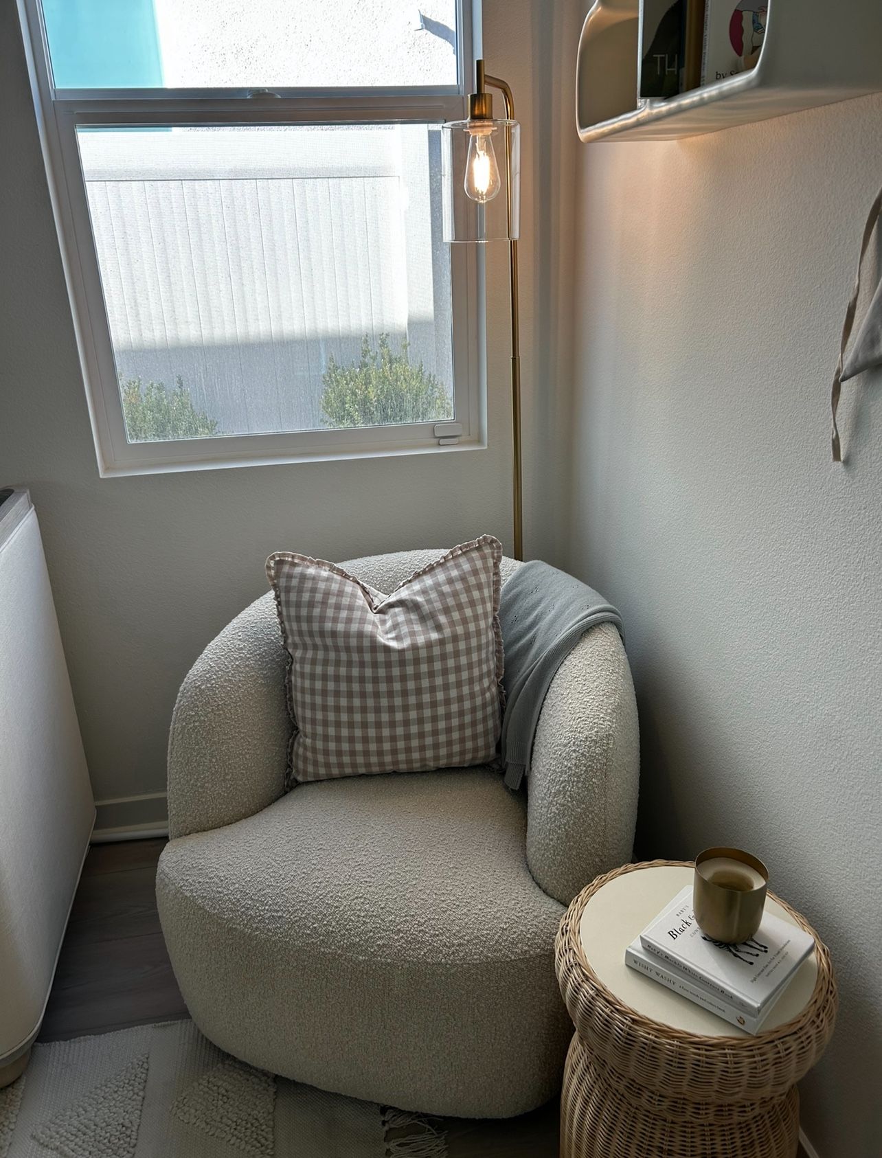 BEAUTIFUL SWIVEL CB2 ACCENT CHAIR