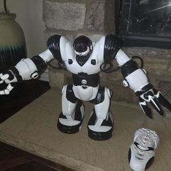 WowWee Robosapien Humanoid Robot