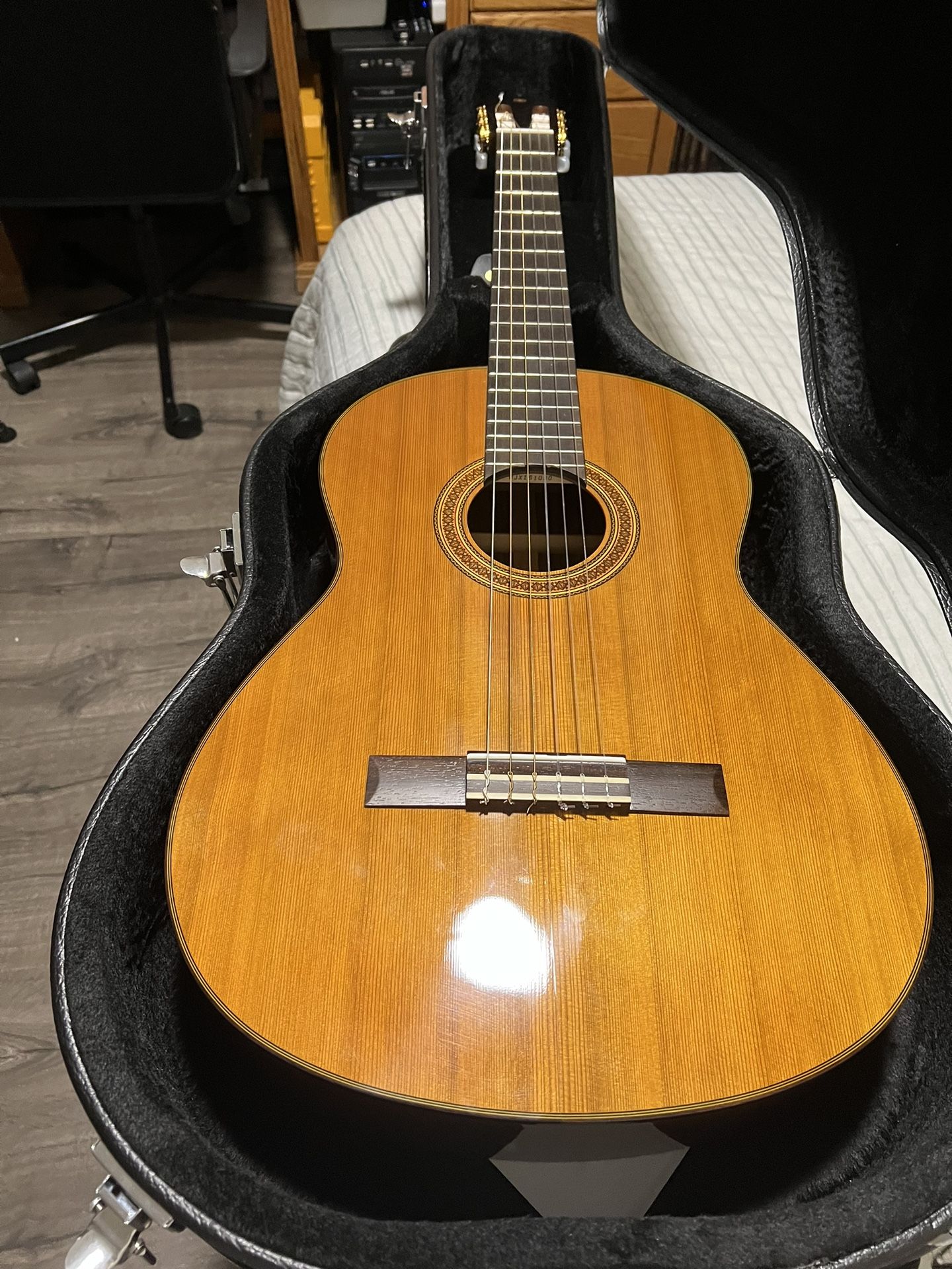 Guitar Classical Yamaha CG162C & Gig Bag Guitar Case