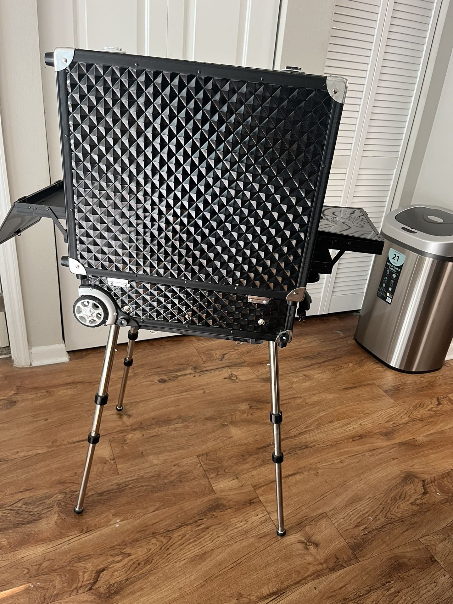 Professional Makeup Case with Wheels and Adjustable Legs – Portable Station
