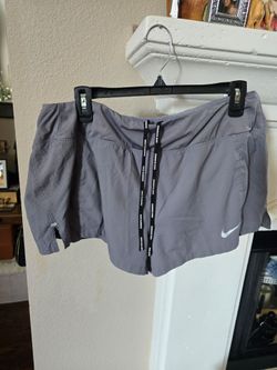 Brand: NikeModel: Tempo Luxe 3" Running ShortsColor: Gunsmoke GrayFeatures: Dri-FIT technology and drawstring branding XL