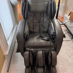 Massage Chair New Paid 5000 Asking 800