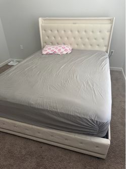 Queen size bed for sale