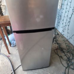 4.6 Cu Ft Mini Fridge Like New Only Used A Few Months