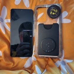 Samsung Galaxy 21 with Speck Case With a Magnetic Popsocket Wallet  UPDATE:. PRICE IS NEGOTIABLE 