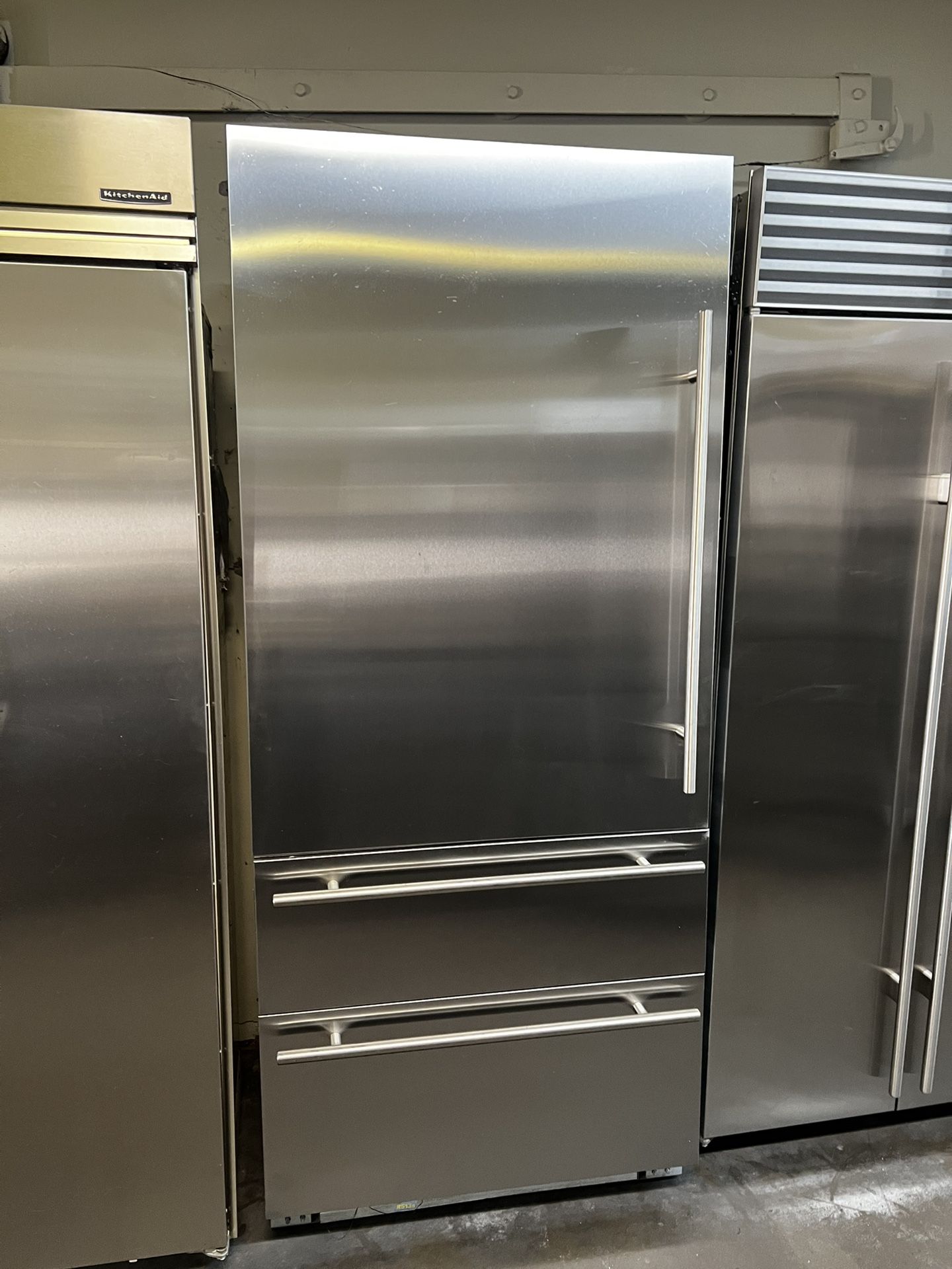 VIKING 36”WIDE BUILT IN STAINLESS STEEL BOTTOM FREEZER