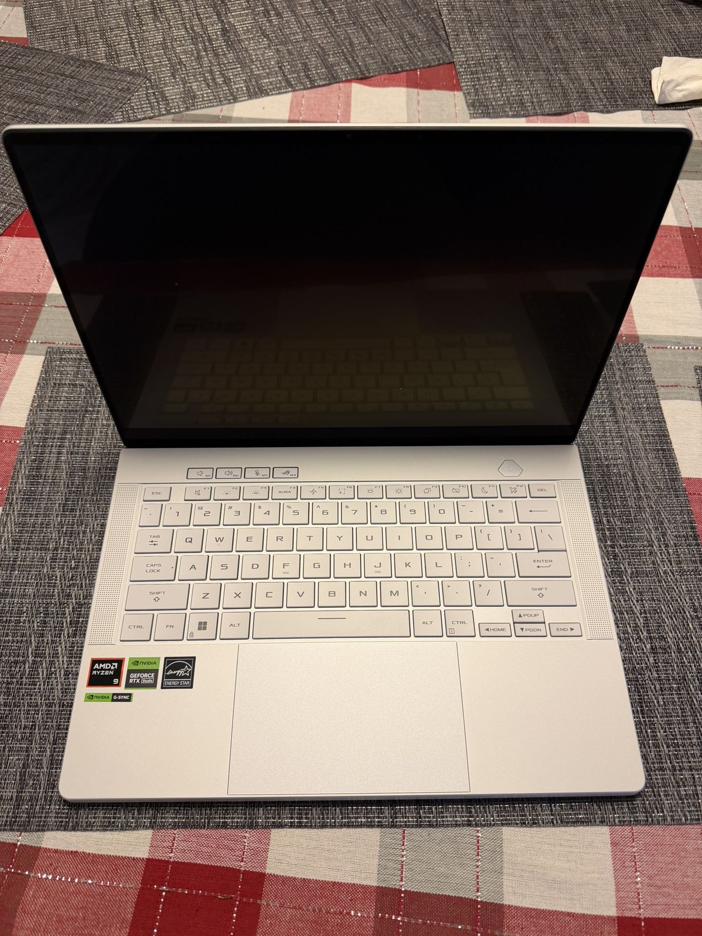 ASUS ROG Zephyrus G14 3K 120Hz OLED Ryzen 9 8945HS, RTX 4070 32GB RAM 1TB (2024)