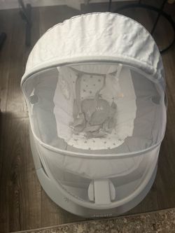 Electric baby swing