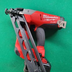 Pistola Milwaukee De Finish Nailer En Perfecto Estado