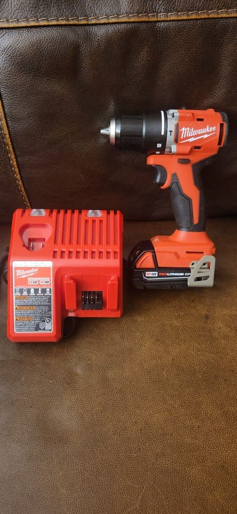 BRAND NEW MILWAUKEE M18 BRUSHLESS HAMMER DRILL DRIVER WHICH ONE BATERY 2.0 AND CHARGER.