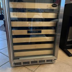 Vino Tenp Wine Cellar Selling as is VT52SN