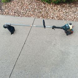 New carburetor tuned large 31cc powerful motor. Bolens Gas String Trimmer two-cycle weed wacker.... string trimmer is a Bolens model with a green engi
